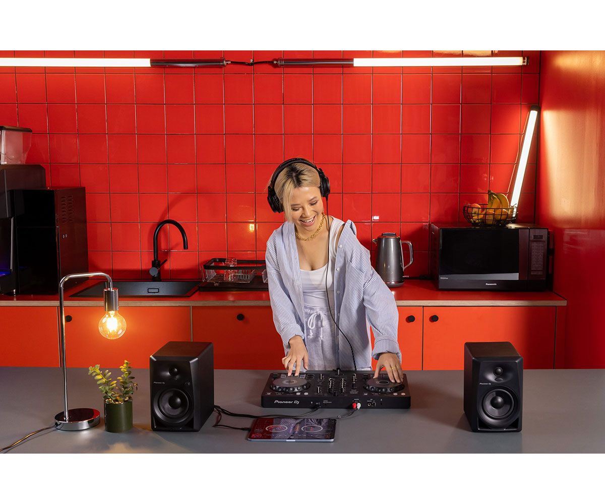 Pioneer DJ DDJ-FLX4 Controller Lifestyle 2