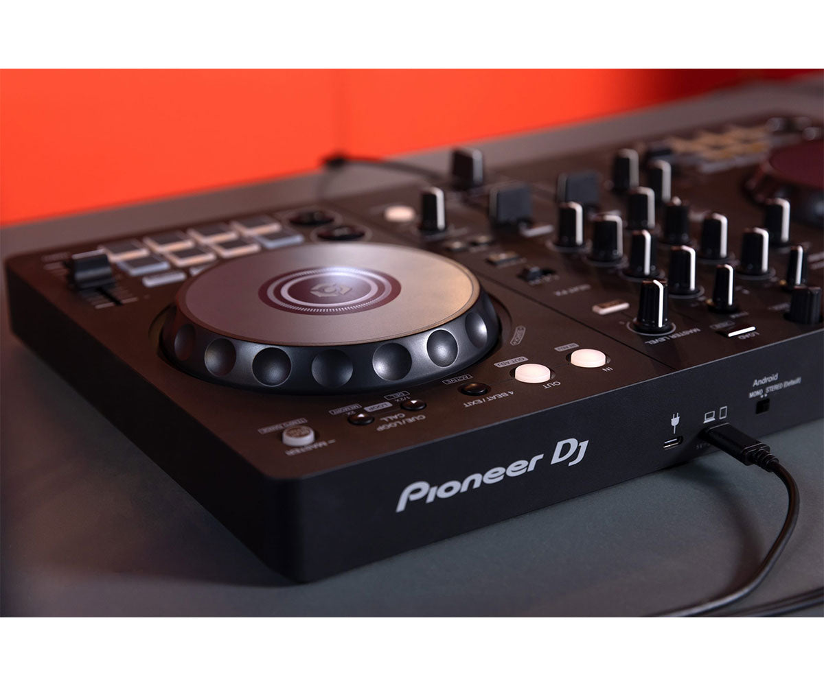 Pioneer DJ DDJ-FLX4 DJ Controller Lifestyle 2