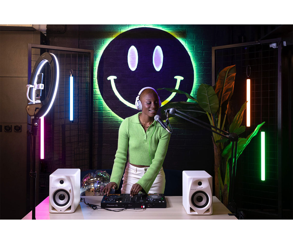 Pioneer DJ DDJ-FLX4 DJ Controller Lifestyle 3