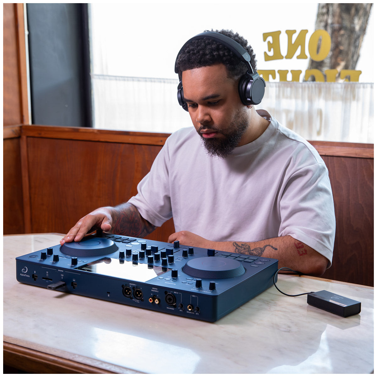 AlphaTheta HDJ-F9 Professional Wireless DJ Headphones connecting to the omnis-duo