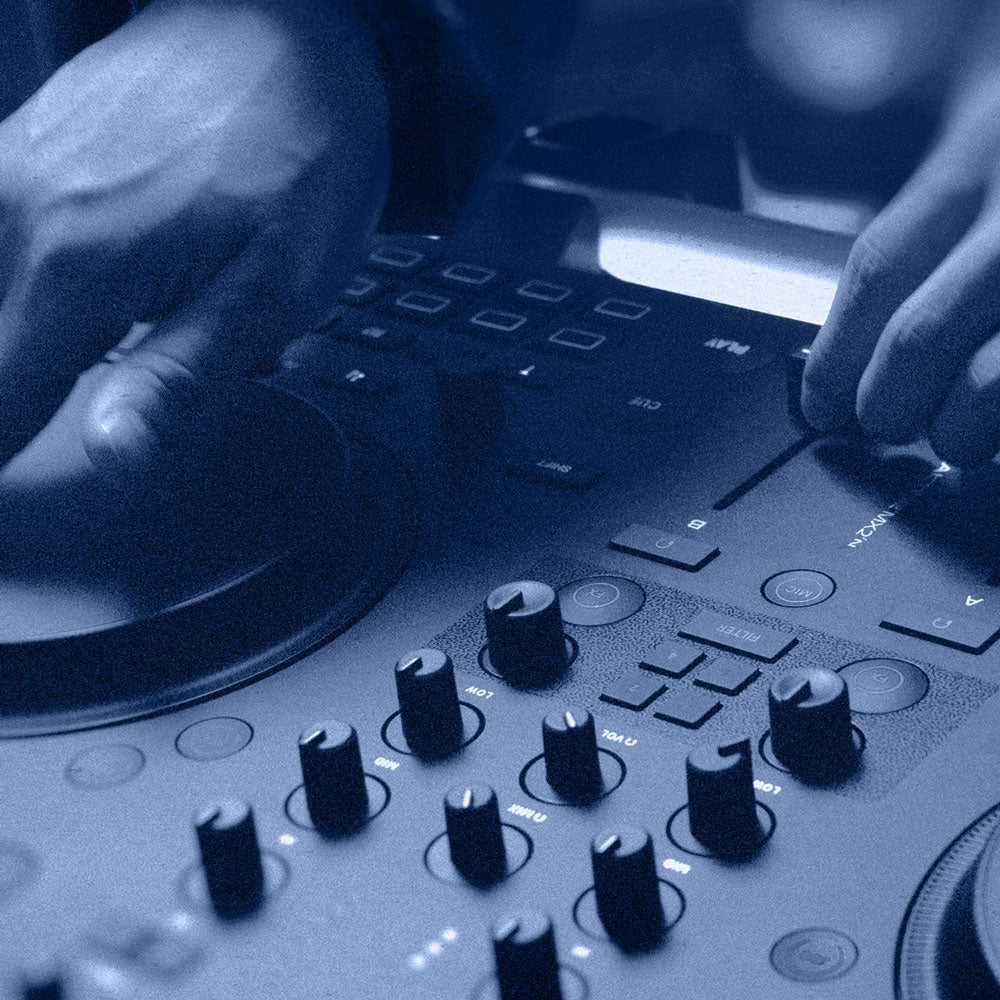 Native Instruments TRAKTOR MX2 DJ Controller - mixing